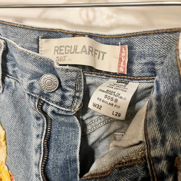 Levi's Cutoffs - Picture 3 of 4